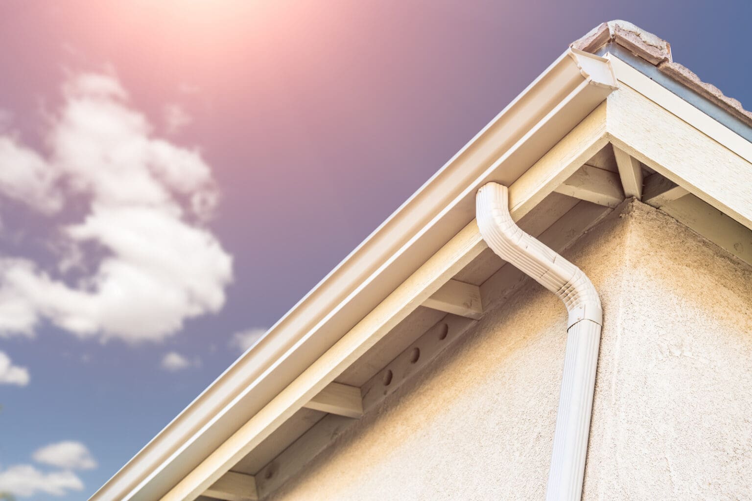 White aluminum seamless gutters