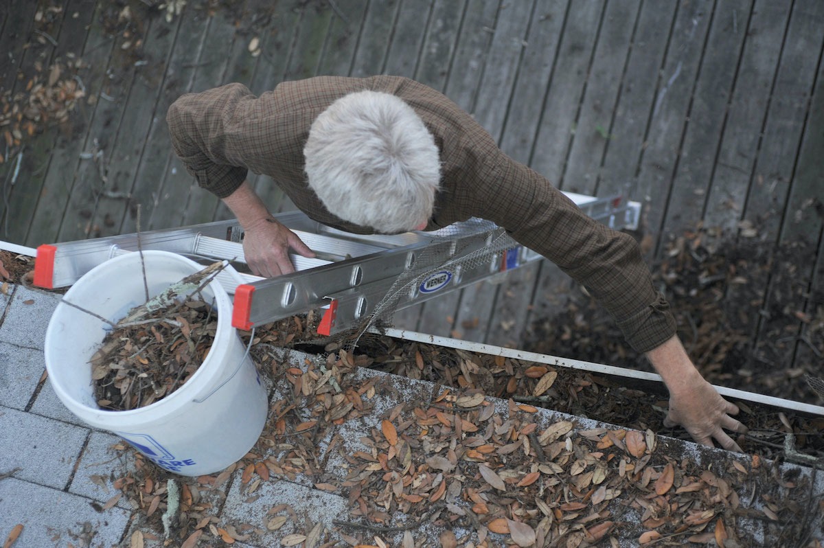 Cleaning gutters