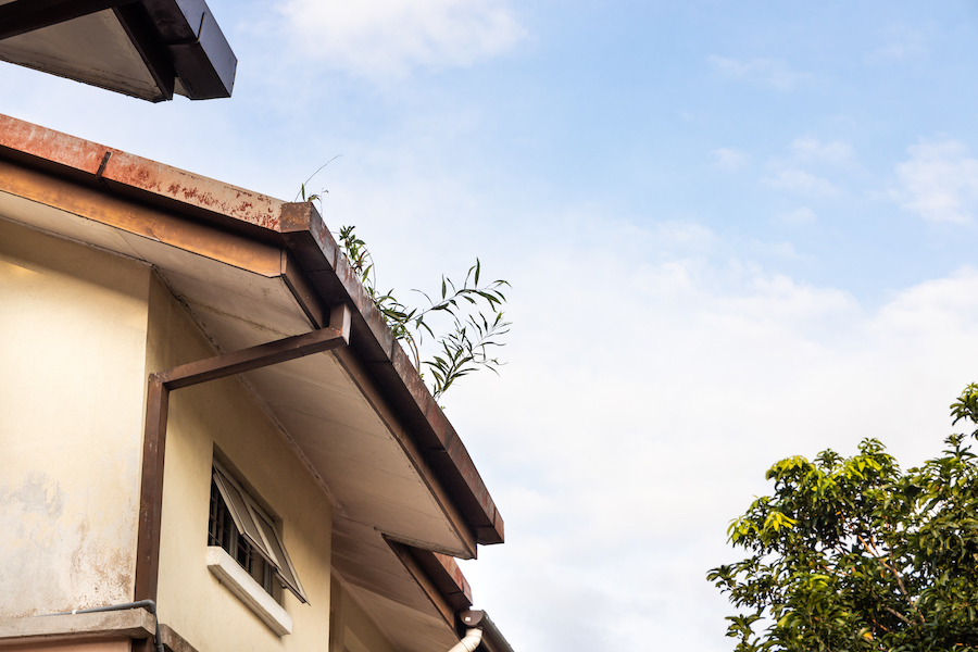 How to fix sagging gutters